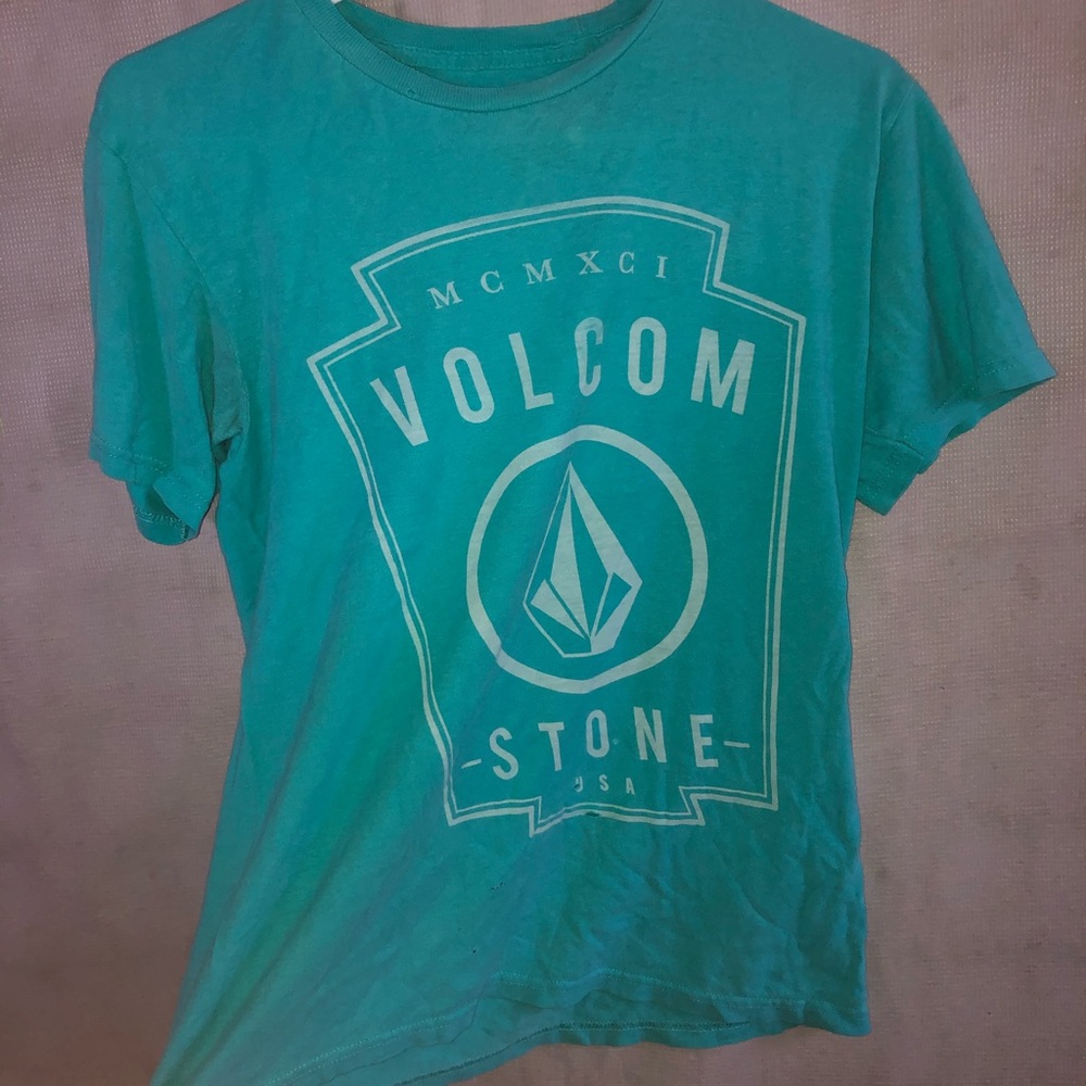 Small volcom shirt